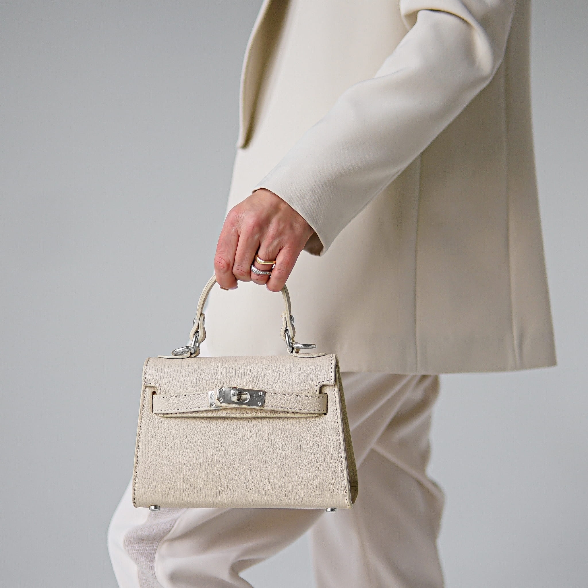 Torebka Damska Kuferek, licowa skóra Emily Ecru (srebro) 